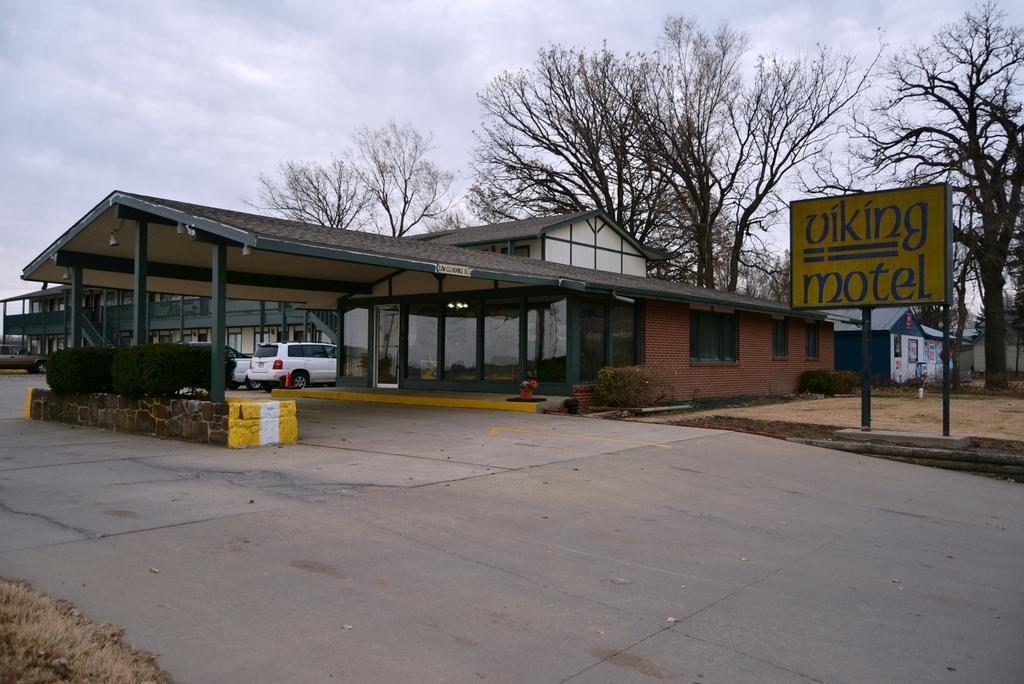 Viking Motel Lindsborg Exteriör bild